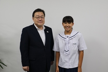 写真：石田市長と幸保真央さん