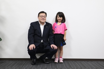 写真：石田市長と神栖卓球クラブの金田茉夕さん