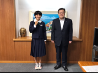 写真：市長と長島奈南さん