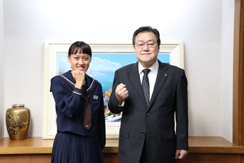 写真：市長と安藤悠乃さん