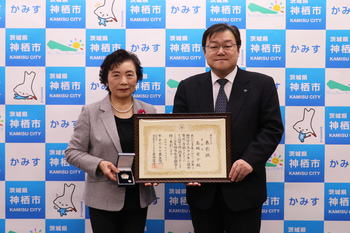 写真:12月13日功労者表敬の様子