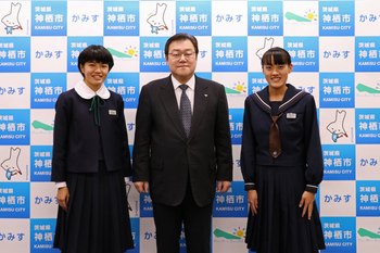 写真:12月13日女子駅伝代表選手の表敬訪問の様子