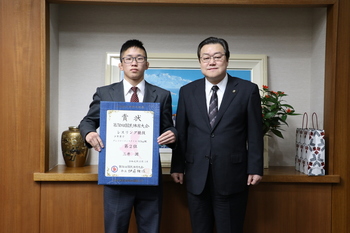 写真:12月24日の表敬訪問の様子