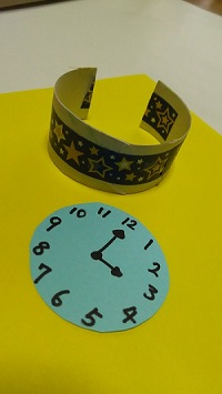 写真：トイレットペーパーの芯で作った腕時計