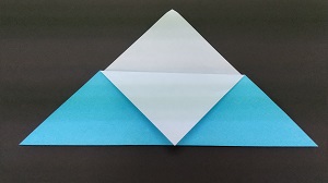写真：三角に折った折り紙