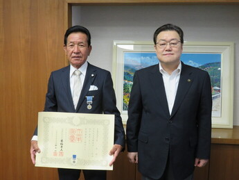 写真：市長と原さんの記念撮影
