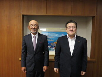 写真:市長と栗林さんの記念撮影
