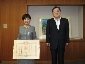 写真：市長と北岡さんの記念撮影