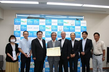 写真:市長と参加した皆さんの記念撮影