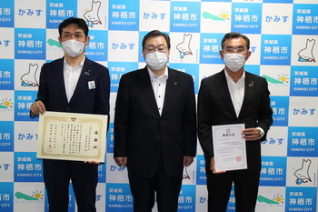 写真:市長と明治安田生命保険相互会社の記念撮影