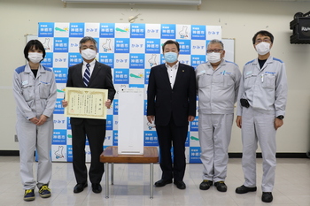 写真:市長とダイキン工業株式会社鹿島製作所の記念撮影