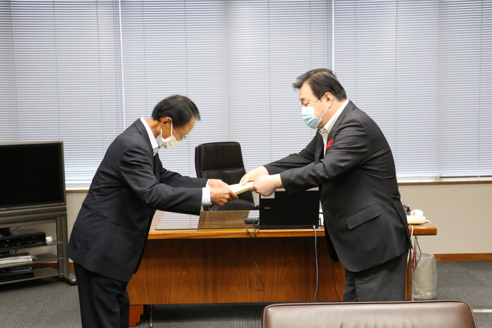 写真：市長から賞状を受け取る藤代氏