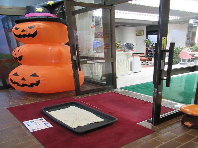 写真:玄関と土足履き用の消毒液