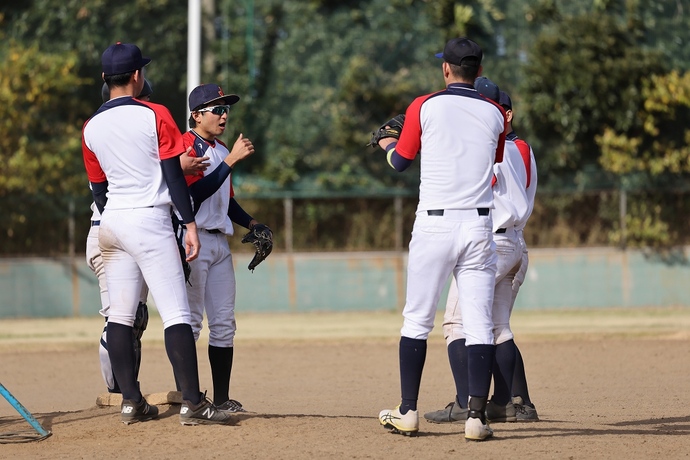 写真：選手同士がグラウンド上でコミュニケーションをとっている様子