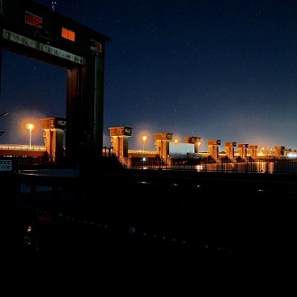 写真：常陸川水門の夜景