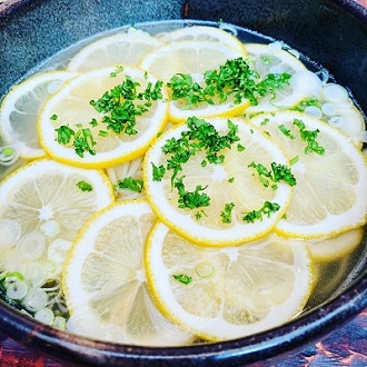 写真：レモンの輪切りが山盛りのラーメン