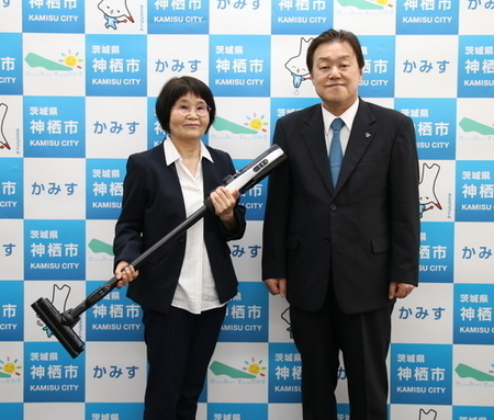 写真：訪問者1名と市長