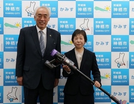 写真:受賞者1名と市長で記念撮影