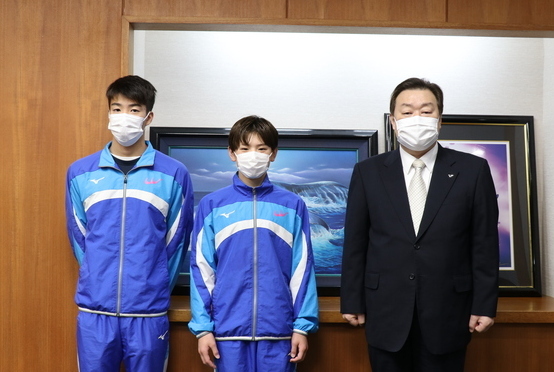 写真:4月5日撮影の市長と選手2名