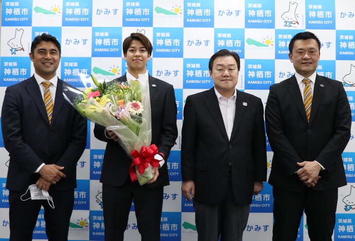 写真：6月8日撮影の市長と訪問者3名