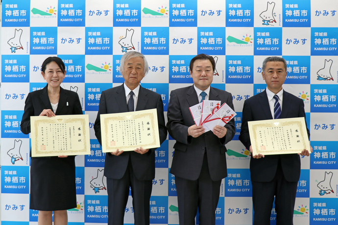 写真：6月17日撮影の市長と訪問者3名