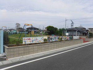 写真：ブランコや手書きの看板