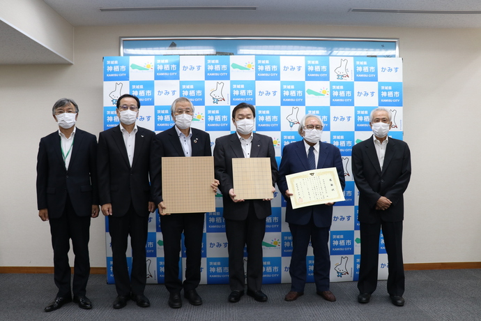写真:8月18日撮影の市長、副市長、教育長と訪問者3名