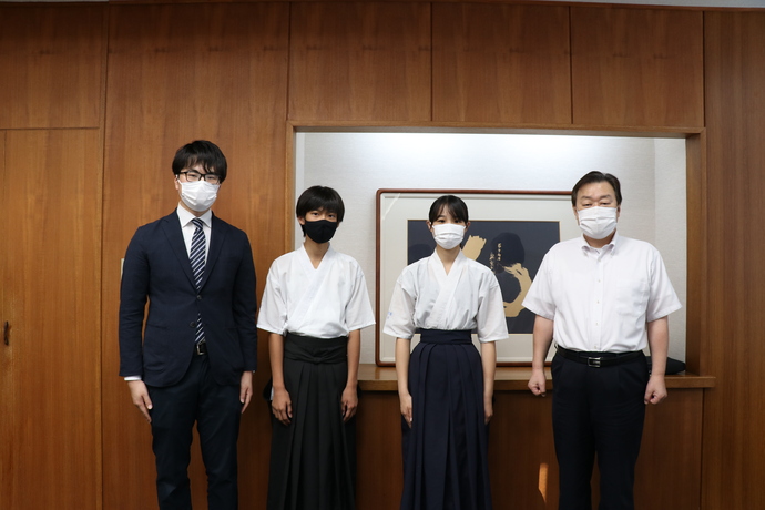 写真:8月19日撮影の石田市長と訪問者3名
