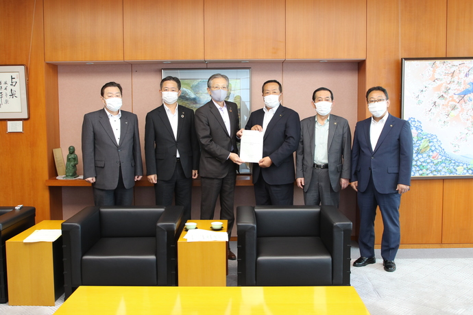 写真:8月26日撮影の石田市長と副知事と鹿行4市長