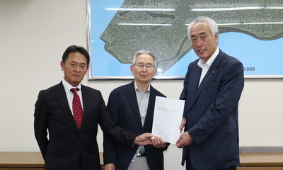 写真：市長と委員2名