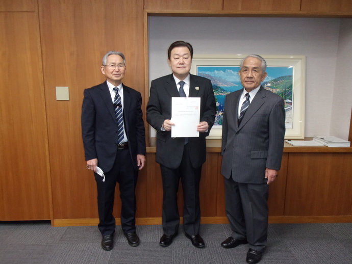 写真：石田市長と委員2名
