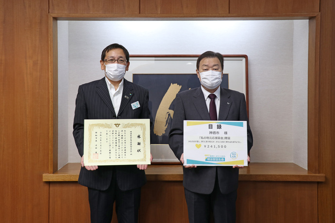 写真:10月15日撮影の訪問者の京極所長と石田市長