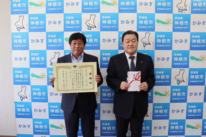 写真：10月18日撮影の石田市長と訪問者の塙代表