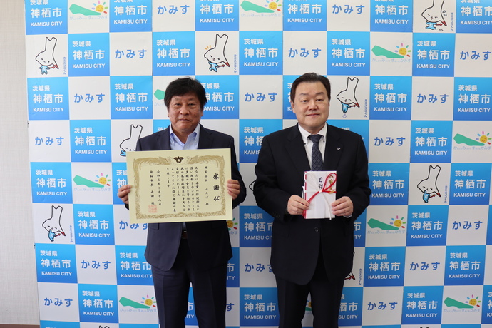 写真:10月18日撮影の石田市長と訪問者の塙代表