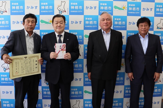 写真：10月18日撮影の石田市長と訪問者3名