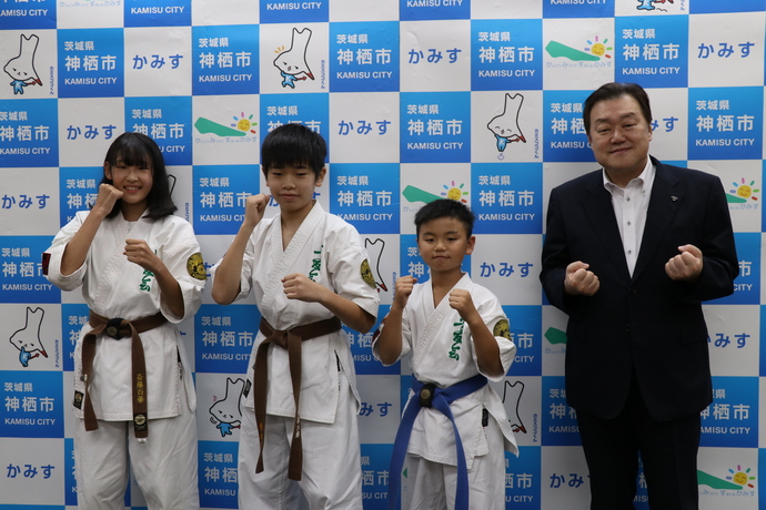 写真:10月19日撮影の石田市長と訪問者3名