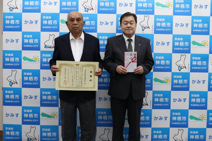 写真:10月15日撮影の訪問者の安藤会長と石田市長