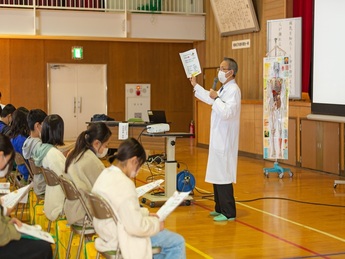 写真：医療教育の指導を受ける子どもたちの様子