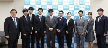 写真：訪問者9名と市長