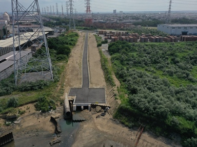 写真：完成した放流渠を高所から撮影