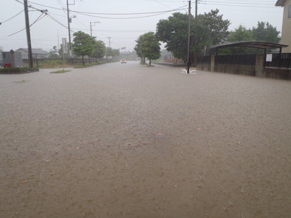 写真：道路が浸水している状況