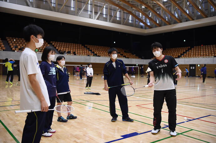 写真：講習会にてバドミントン部の高校生へ指導する選手