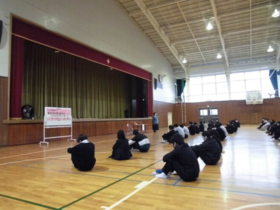写真：茨城県立波崎高等学校にて、生徒に対しセミナーを実施している様子