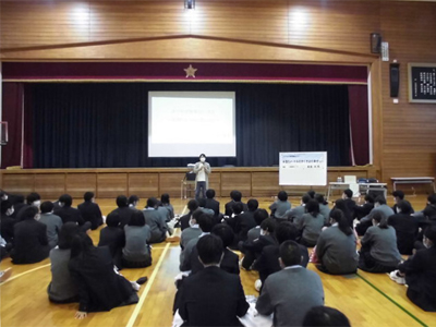 写真：茨城県立波崎柳川高等学校にて、生徒に対しセミナーを実施している様子
