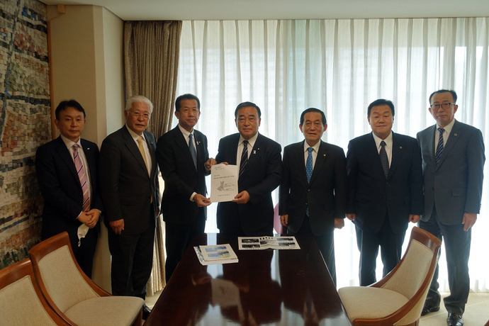 写真：11月24日撮影の石田市長と議員、協会メンバー5名