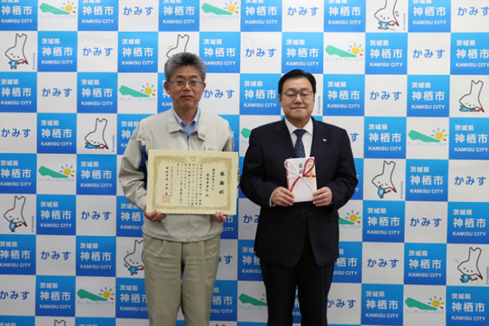 写真：11月26日撮影の石田市長と寄付者