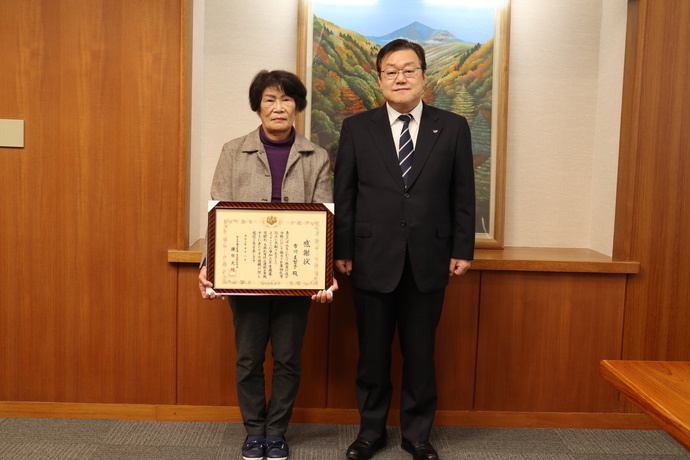 写真：12月24日撮影の石田市長と表彰者