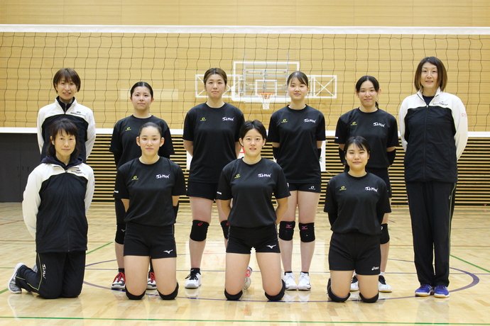 写真：女子日本代表選手9名と監督