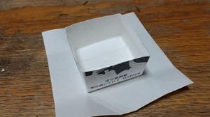写真：牛乳パックの底の部分を折り紙に置いた状態