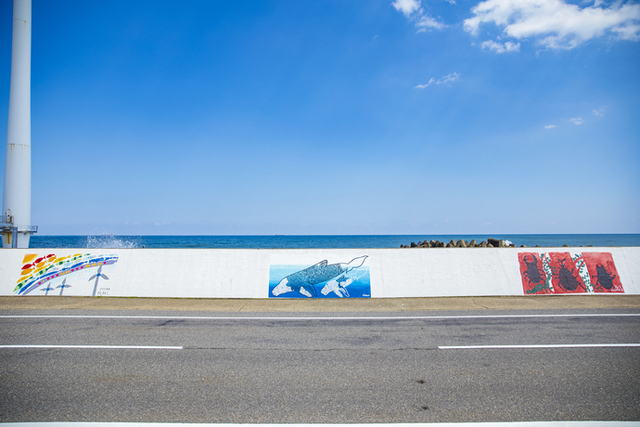 写真：海と空を背景に撮影した壁画